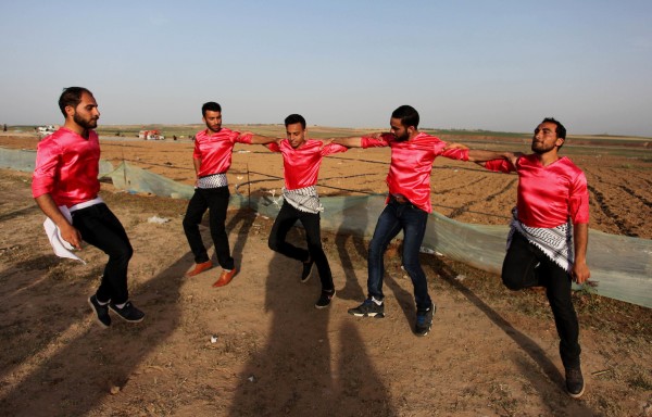 صور: بالقراءة والدبكة الشعبية شباب غزة يواجهون الإحتلال على الحدود