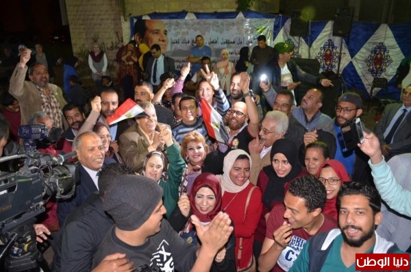 محافظ الاسماعيلية يشارك المواطنيين سهرة الاحتفال بفوز الرئيس عبد الفتاح السيسى