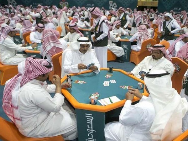 "البلوت".. لعبة حرمها علماء السعودية وافتتح بطولتها إمام الحرم السابق