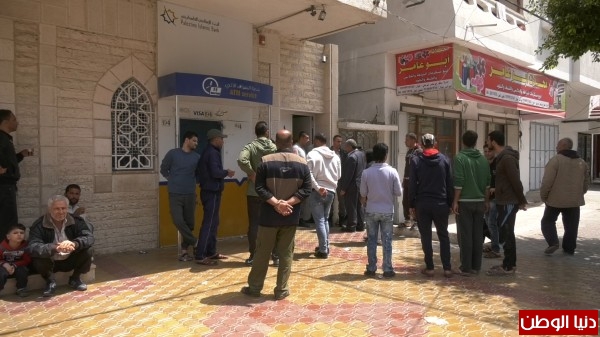 فيديو: أهالي الشهداء والجرحى يحتجون أمام بنوك غزة لهذا السبب