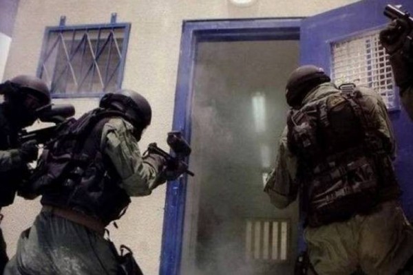 حنظلة: قوات القمع الإسرائيلية تقتحم سجن "رامون" الصحراوي