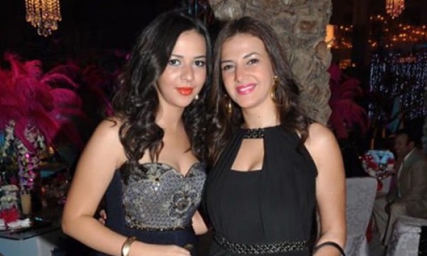 دنيا سمير غانم تثير ضجة بصورتها مع شقيقتها  9998884738