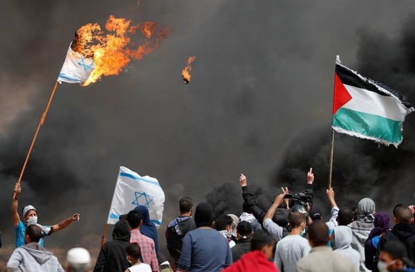 صور: رفع علم فلسطين.. وحرق علم إسرائيل شرق القطاع