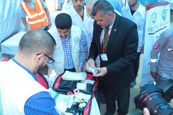الأطباء العرب يوزع حقائب إسعافات أولية على النقاط الطبية شرق غزة