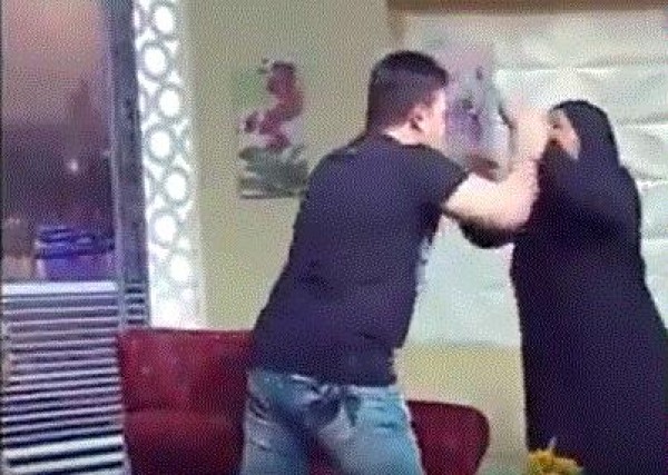 فيديو: مصرية تشتم مذيع وتضربه على الهواء مباشرة.. والسبب؟