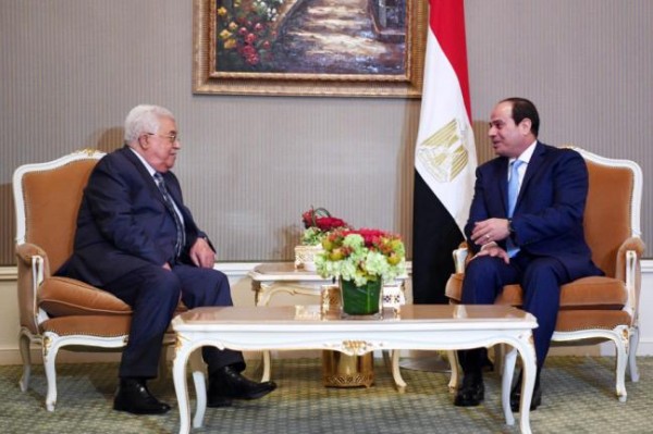 الرئيس عباس والسيسي يبحثان الأوضاع بالمنطقة والمستجدات الفلسطينية
