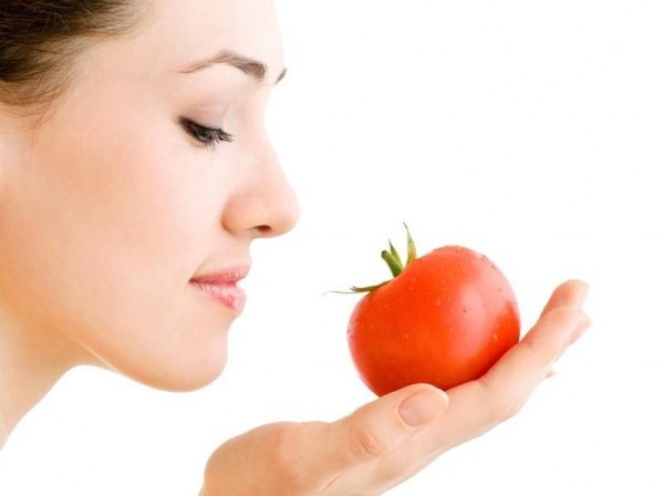 الطماطم... أفضل غسول للبشرة الدهنية