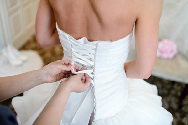 صور: قبل الشراء.. اختاري فستان الزفاف المناسب لجسمكِ
