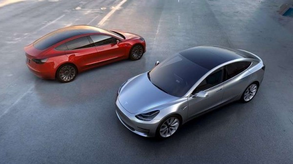 فيديو: تسلا توقف إنتاج سيارات "Model 3"