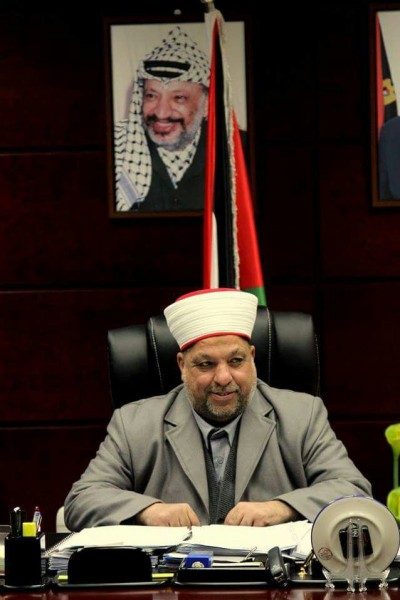 ادعيس يسلم رئيس اللجنة السياسية الفلسطينية بأوروبا التقرير السنوي للانتهاكات الإسرائيلية