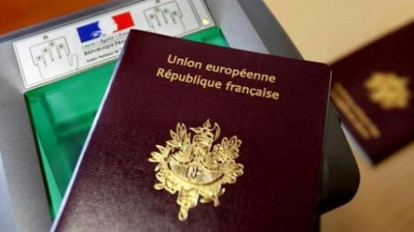 فرنسا ترفض منح الجواز لمسلمة رفضت مصافحة مسؤولين