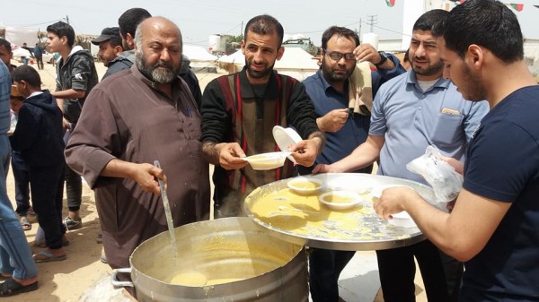 مواطن يتكفل بإعداد وجبة إفطار في مسيرات العودة شرقي القطاع
