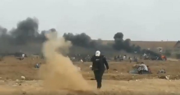 فيديو: نجاة شاب بأُعجوبة من رصاص قناص إسرائيلي على حدود غزة