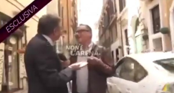 فيديو: وزير إيطالي سابق يصفع صحفيًا على الهواء
