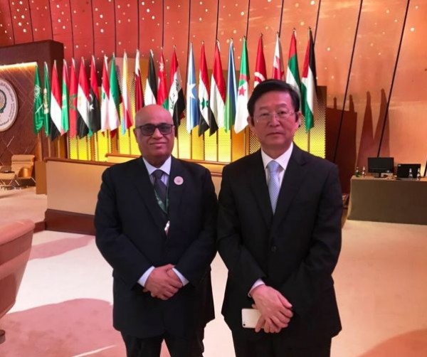 السفير "العكبري" يناقش التحضيرات القائمة للمنتدى العربي الصيني