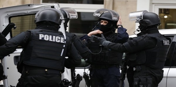 السلطات الفرنسية تجلي موقعاً سياحياً بعد تهديدات للشرطة بفرنسا
