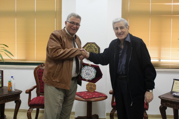 رئيس جامعة القدس يستقبل أول أخصائي تركيبات سنية في فلسطين