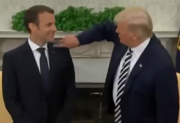 فيديو: ترامب يُحرج الرئيس الفرنسي بهذا التصرف
