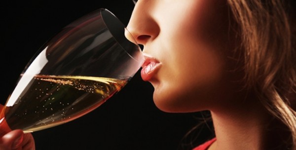 ما العلاقة بين الكحول وفترة الحيض لدى النساء؟