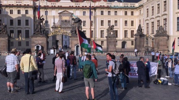 اعتصام أمام القصر الجمهوري في العاصمية التشيكية تضامنا مع الشعب الفلسطيني