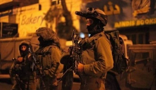 الاحتلال يعتقل خمسة مواطنين بالضفة ويُصادر آلاف الشواكل بالخليل
