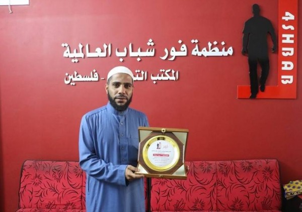 الشيخ محمود الحسنات من غزة يتوج بلقب جائزة خطيب الفقراء