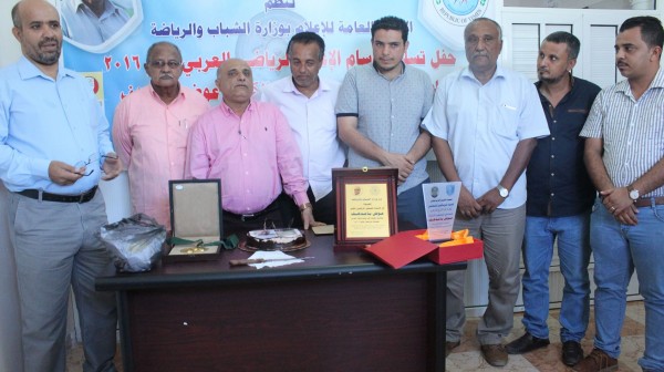 الشباب والرياضة تكرم الصحفي عوض بامدهف وتسمله وسام الإعلام الرياضي العربي