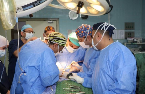 لإجراء عمليات معقدة.. وزير الصحة يُرسل طاقمًا طبيًا لقطاع غزة