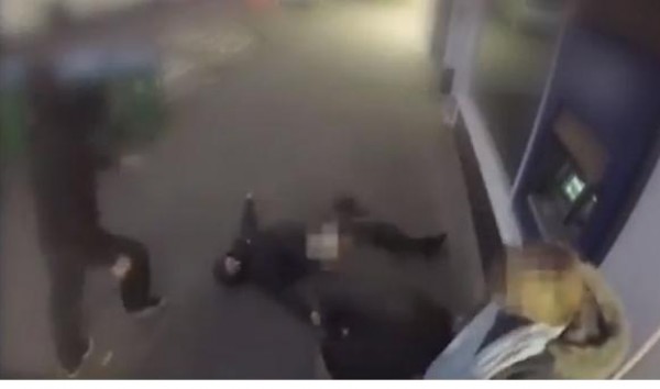 فيديو: رجل يُهاجم لصوص حاولوا سرقة امرأة في بريطانيا