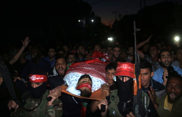 صور: الفلسطينيون يشيعون عددًا من جثامين شهداء مسيرات العودة