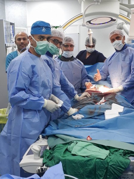 طواقم طبية فلسطينية تُجري عملية جراحية ضخمة على الشريان الأبهر البطني بالقسطرة