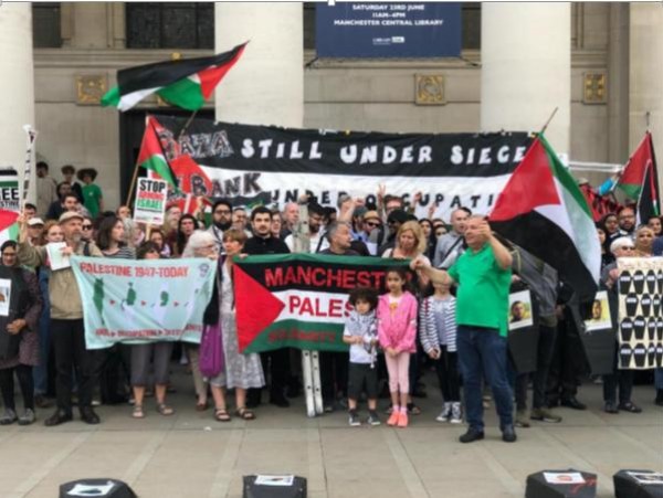 بريطانيا: النضال الشعبي تشارك بمسيرة شموع حداداً على أرواح شهداء غزة