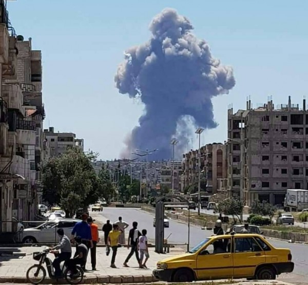 سلسلة انفجارات تهز محيط مطار حماة العسكري في سوريا