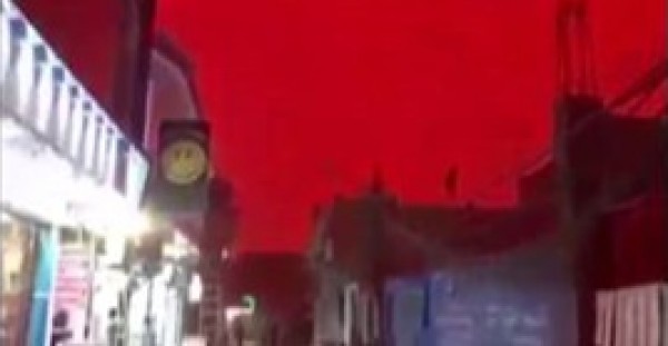 مُرعب .. السماء تتحول إلى اللون الأحمر في مدينة عراقية