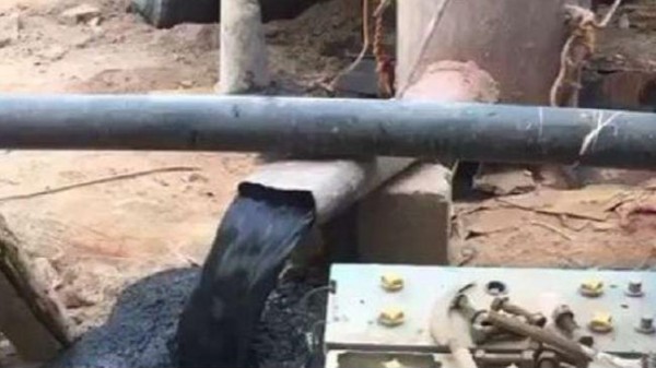 فيديو: تدفق النفط من بئر مزرعة مواطن سعودي
