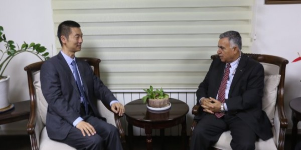 الأعرج والسفير الصيني يبحثان دعم تنفيذ مشاريع تطويرية استراتيجية