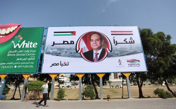 رفع صورة ضخمة للرئيس المصري وسط مدينة غزة