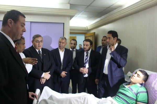 سفير فلسطين بالقاهرة يعود جرحى قطاع غزة في المستشفيات المصرية