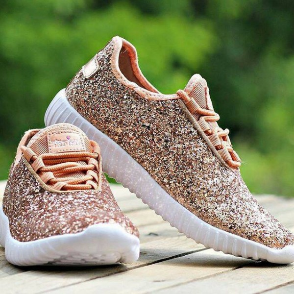 "Glitter sneakers" موضة جديدة لصيحات الأحذية في 2018