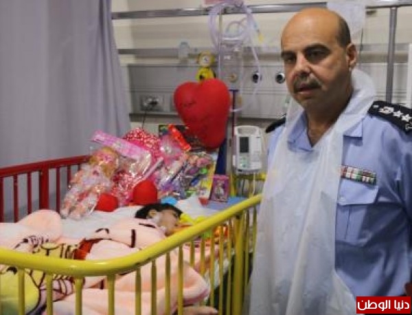 الشرطة تزور الطفلة أمال فلفل بمستشفى الهلال الأحمر في الخليل