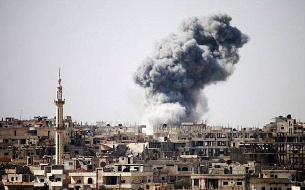 فيديو: هجوم صاروخي على مطار عسكري بحمص والدفاعات الجوية السورية تتصدى له