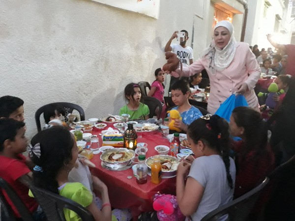 جمعية "حس بغيرك" الخيرية تقيم موائد إفطار يومية خلال الشهر الكريم