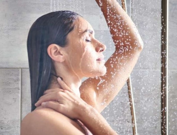 وضع هذه المادة في الشامبو الخاص بها لينتقم .. ماحدث لها مروع