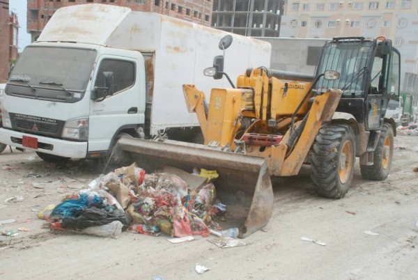 "بن كردوس" التنموية تنفذ حملة نظافة واسعة للطريق الساحلي في المكلا