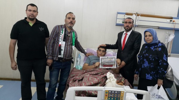 وفد من التجمع الفلسطيني للوطن والشتات يزور المصابين بمشفى معهد ناصر