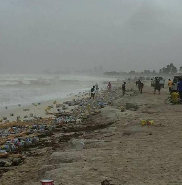 شاهد: إعصار ضرب دولة عربية يُخرج أعمال السحر من البحر