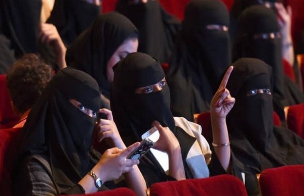الملابس تمشي وحدها والجمهور يسخر .. عرض أزياء سعودي بدون عارضات