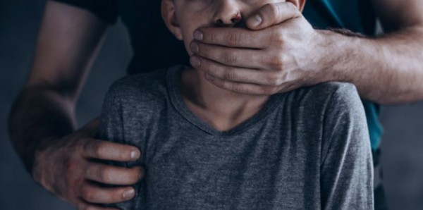 3 أشخاص يتناوبون على اغتصاب طفل من "البدون" في الكويت