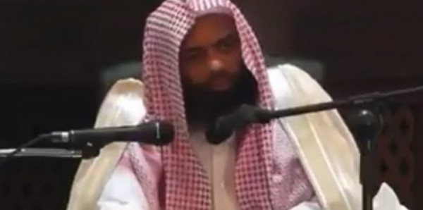 راقٍ سعودي يُثير السخرية بطريقة حرقه للجن