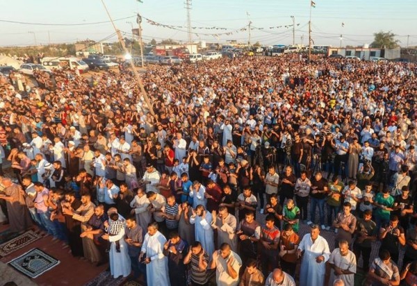 فيديو: آلاف المواطنين يؤدون صلاة العيد في مخيمات العودة على حدود غزة